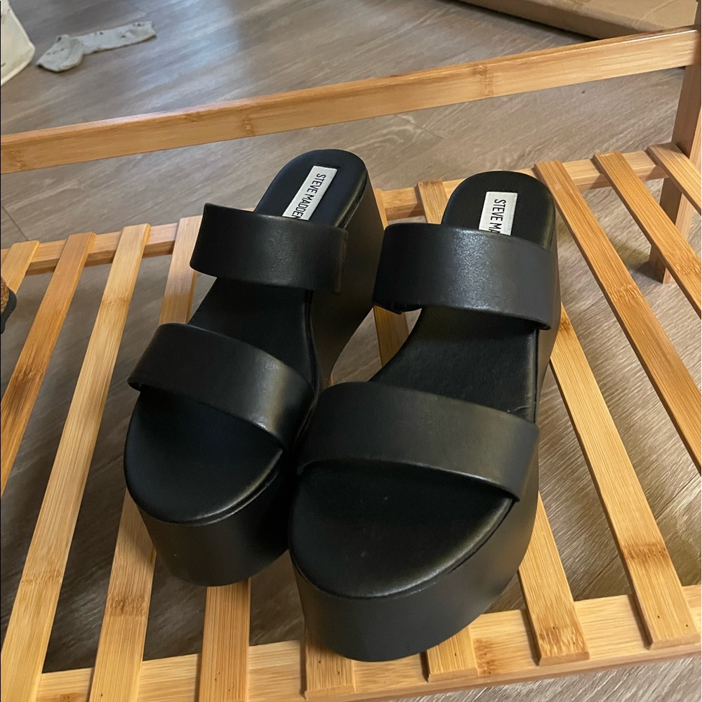 Brand new size 8 Steve Madden platform sandals